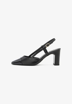 Zwarte slingback hak met een puntige neus, glanzend lakaccent, verstelbare band en een blokhak ontwerp. Glad leren textuur overal.
