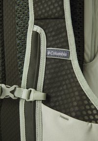 Rucsac verde închis din material respirabil, cu accente gri deschis și curele ajustabile. Include un logo Columbia și închidere cu cataramă.