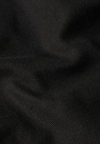Tessuto nero intrecciato con una superficie texture, che presenta motivi sottili e una leggera lucentezza, caratterizzato da pieghe e crepe morbide e lisce.
