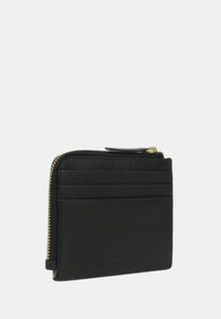 Portafoglio in pelle nera con finitura testurizzata, dotato di chiusura con zip e numerosi scomparti per carte su un lato. Accento in ottone dorato.
