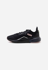 Černá sportovní obuv s síťovaným svrškem, texturovanými panely a růžovými akcenty. Obsahuje gumovou podrážku a výrazné logo Puma na boku.