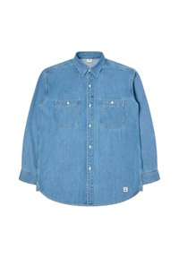 Lys blå denim langærmet skjorte med button-down krave, to brystlommer og hvide knapper. Har et buet kant og diskrete syninger.