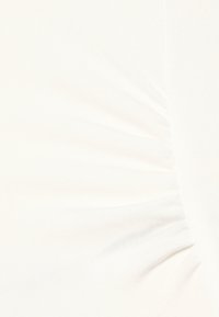 Tessuto bianco aderente con leggero arricciamento su un lato, texture liscia e senza motivi o accenti visibili. Materiale leggero.