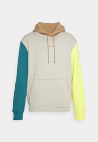 Sudadera con capucha que presenta un cuerpo beige, una manga izquierda en tonos teal y una manga derecha en amarillo neón. Incluye un bolsillo frontal y un logo de marca en dorado.