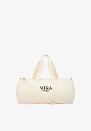 Borsa da viaggio cilindrica color crema con doppi manici superiori, tracolla regolabile e scritta "MIRA PARIS" stampata in nero sul davanti.