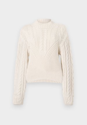 Weißer gestrickter Pullover mit hohem Kragen, der komplexe Kabelmuster an den Ärmeln und am Körper aufweist, sowie einem verkürzten Saum.