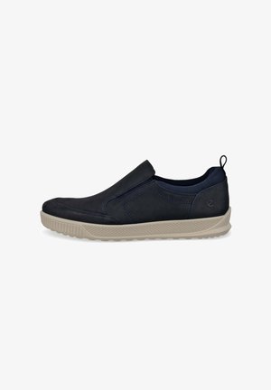 Scarpe slip-on con parte superiore in suede blu scuro, suola in gomma beige testurizzata, pannelli laterali elasticizzati e linguetta sul retro per una facile calzata.