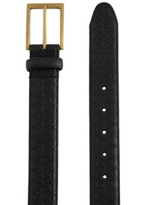 Čierny kožený opasok s reliéfnym kvetinovým vzorom a zlatou obdĺžnikovou prackou, zobrazujúci oba konce popruhu a otvory na nastavenie.