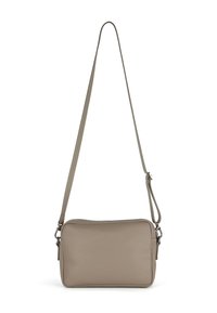Borsa a tracolla in pelle beige con forma rettangolare, superficie testurizzata, tracolla regolabile e dettagli in metallo argentato.