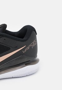 Nike Performance COURT AIR ZOOM VAPOR PRO - Sapatilhas de ténis para vários pisos - black/metallic red bronze/white