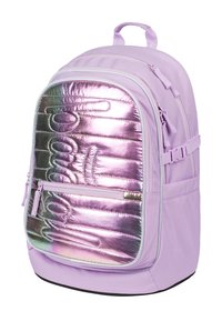Fioletowy plecak z błyszczącą irydyscencyjną przednią panelem, zapinaną na zamek kieszenią oraz wyściełanymi paskami. Posiada teksturowane okucia oraz wzmocnione dno.