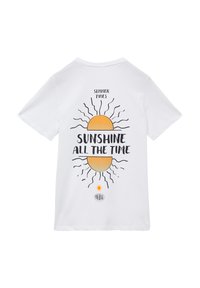 Witte katoenen T-shirt met een gele zonafbeelding met stralen, en tekst in het zwart die luidt "ZOMERTIJDEN" en "ZONNESCHIJN DE HELE TIJD".