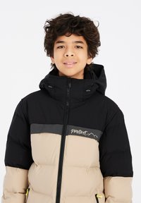 Giacca puffer nera e beige con chiusura a zip, cappuccio regolabile e logo. Presenta una texture trapuntata e blocchi di colore a contrasto.
