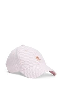 Rosa og hvit stripet baseballcap med buet skygge, som har en liten metallisk logo på forsiden og seks broderte ventilasjonshull.