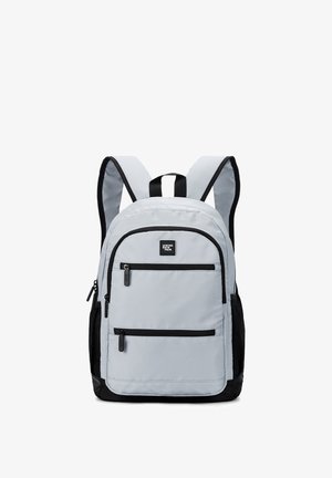 Zaino in tessuto grigio chiaro con accenti neri, dotato di due tasche frontali con zip, spallacci regolabili e una maniglia superiore per il trasporto.
