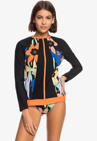 Czarny top do surfingu w kwiatowy wzór z długimi rękawami, zamek z przodu i pomarańczowymi akcentami; w komplecie z wzorzystymi majtkami kąpielowymi.