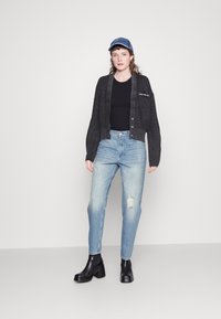 Calvin Klein Jeans MOM JEAN - Vaqueros boyfriend - denim light