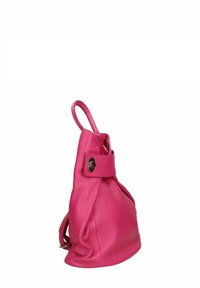 Růžová kožená kabelka s texturovaným povrchem, uvolněným designem a válcovou rukojetí. Na přední straně se nachází kovové zapínání.