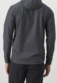 Pánská dlouhá mikina s kapucí v tmavě šedé barvě, s texturovanou tkaninou, slim fit střihem a nastavitelnou kapucí, s elastickými manžetami a lemem.