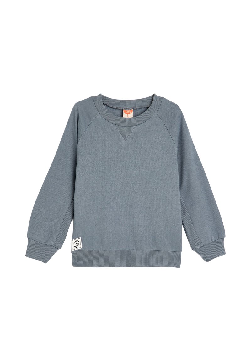 Sudadera de manga larga para toddler en gris-azulado con puños y dobladillo acanalados, cuello redondo y un pequeño parche cerca de la parte inferior izquierda.