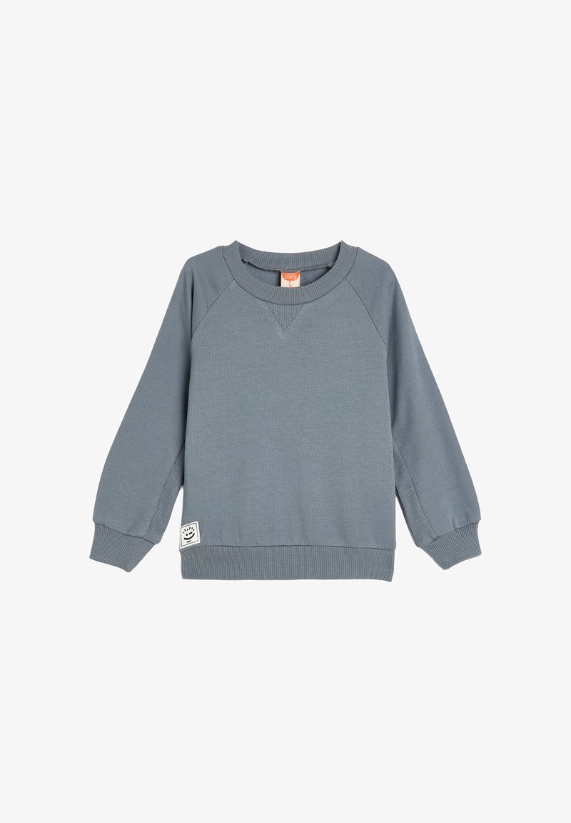 Sudadera de manga larga para toddler en gris-azulado con puños y dobladillo acanalados, cuello redondo y un pequeño parche cerca de la parte inferior izquierda.