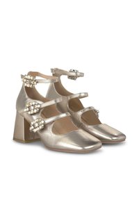 Scarpe con tacco alto in oro metallizzato con tre cinturini, punta quadrata, tacco a blocco e dettagli impreziositi sulle cinghie alla caviglia.