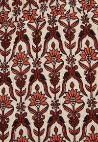 Audums ar ziedu rakstu, kurā ir oranžas un melnas motīvs uz krēmkrāsas fona. Dizainā ir stilizēti ziedi un vīteņi.