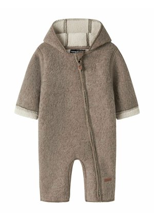 Combinaison bébé douce marron avec capuche, fermeture éclair diagonale et doublure polaire blanche aux poignets et à l'intérieur de la capuche.