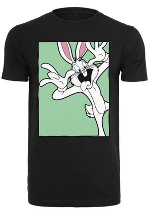 Camiseta negra con un gráfico de un conejo de dibujos animados con orejas largas sobre un fondo verde menta. El conejo tiene pelaje blanco y acentos rosas.