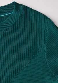 Pull en tricot teal avec texture côtelée, présentant un col ras du cou et une section angulaire avec une finition lisse.