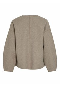 Ljust brunt, oversized sweatshirt med rund halsringning, sänkta axlar och en mjuk textur. Synlig mittsöm på baksidan.