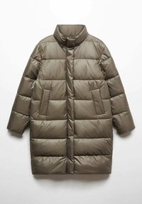 Manteau matelassé vert olive avec un col montant, des manches courtes, et deux poches avant, présentant un motif matelassé et une texture lisse.