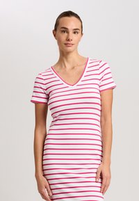 Weißes Kleid mit V-Ausschnitt und kurzen Ärmeln, verziert mit pinken horizontalen Streifen. Gerippte Oberfläche, figurbetontes Design, das bis zur Mitte des Oberschenkels reicht.