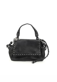 Crna kožna torba s srebrnim čavlima duž preklopa i remena za rame. Ima dva ručka i odvojiv, podesiv remen.
