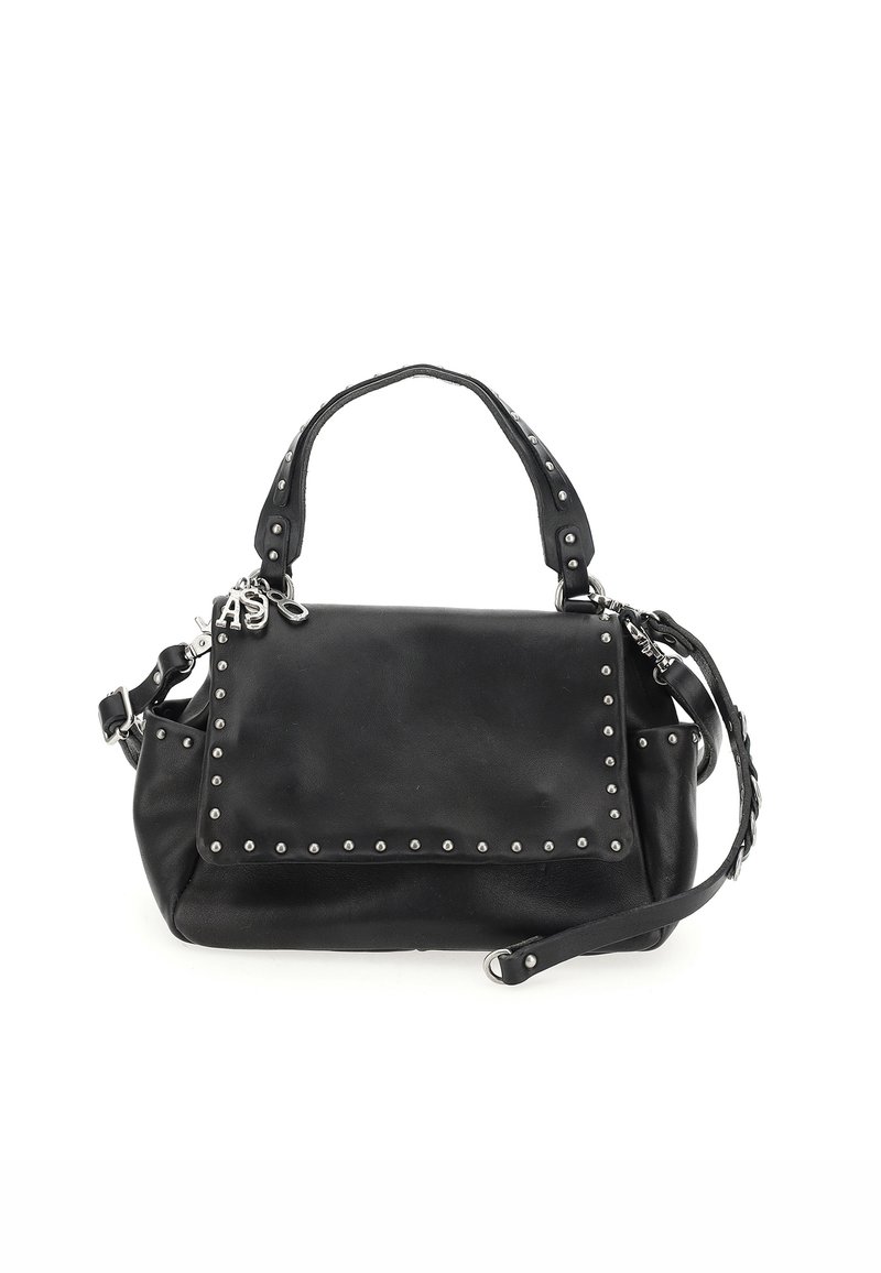 Crna kožna torba s srebrnim čavlima duž preklopa i remena za rame. Ima dva ručka i odvojiv, podesiv remen.
