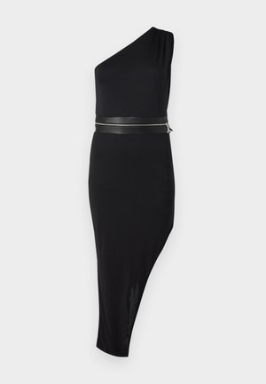 Abito nero a spalla unica realizzato in tessuto morbido, con una silhouette aderente e una cintura nera con dettagli in zip argentata in vita.