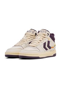 Hochtop-Sneaker aus cremfarbigem Leder mit lila Akzenten, strukturierten Details und gelben sowie orangenen Ösen. Verfügt über einen gepolsterten Kragen.