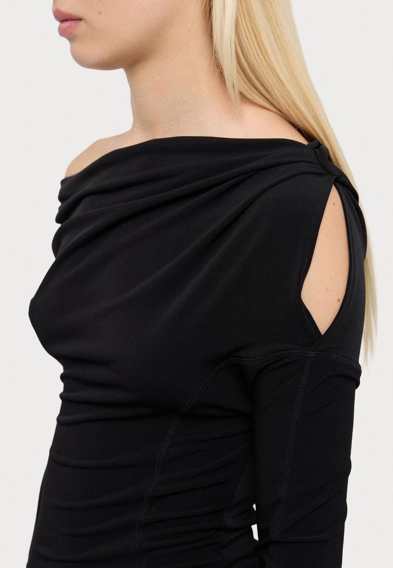 Czarny top bez ramiączek z elastycznego materiału, z drapowanym dekoltem, wycięciem na jednym ramieniu oraz marszczoną teksturą.