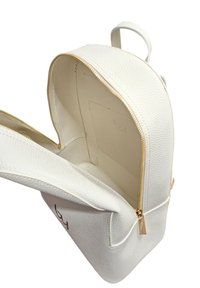 Zaino bianco in pelle con una finitura leggermente testurizzata, zip dorata e un ampio interno dotato di una piccola tasca.