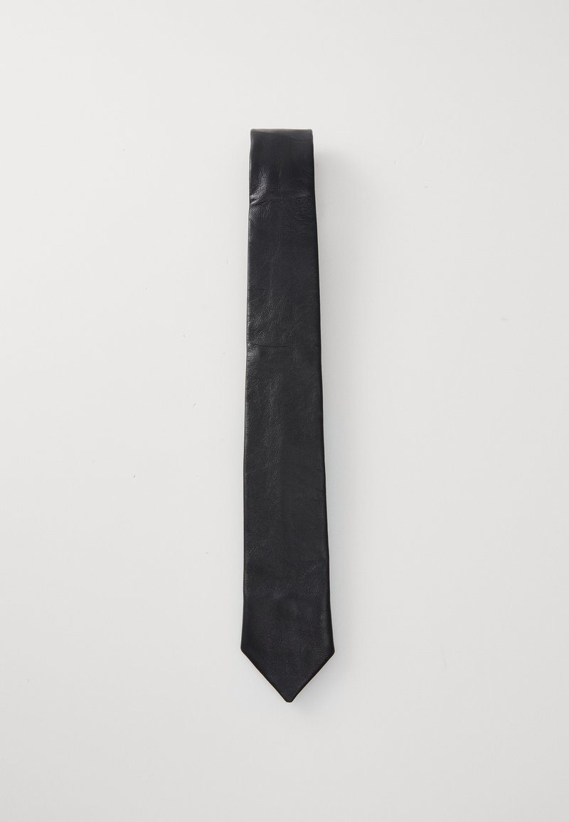 Zwarte leren stropdas met een gladde textuur, met een puntige punt en een minimalistisch design. Hij hangt verticaal tegen een witte achtergrond.