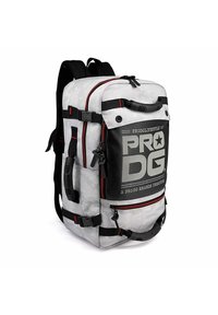 Mochila con un patrón de camuflaje gris, acentos negros, múltiples cremalleras, correas acolchadas y asa. Presenta una marca en texto grande en la parte frontal.