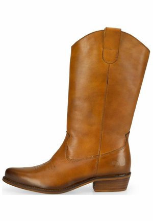 Bota de cowboy de cuero marrón claro con un acabado liso, parte superior curva, costuras decorativas en la punta y un tacón bajo apilado. Logo de acento marrón en el lado.