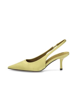 Zapato de salón amarillo con punta afilada, tiras traseras y tacón de aguja de altura media y delgado, con lados bajos.