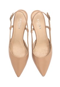 Nude leren slingback hakken met spitse neuzen, voorzien van dunne banden en een zilveren logo op de binnenzool. Soepele textuur, elegante uitstraling.