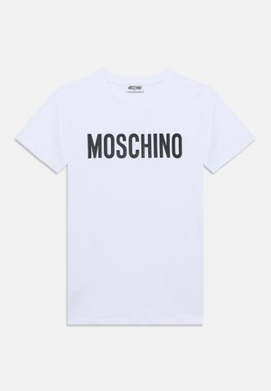 Biała koszulka z krótkim rękawem z czarnym napisem "MOSCHINO" na środku przedniej części, z okrągłym dekoltem oraz metką marki Moschino wewnątrz kołnierza.