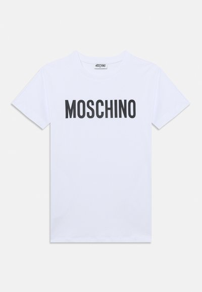 Λευκό κοντομάνικο μπλουζάκι με μαύρο λογότυπο "MOSCHINO" στο κέντρο του μπροστινού μέρους, στρογγυλή λαιμόκοψη και ετικέτα της μάρκας Moschino στην εσωτερική πλευρά του γιακά.