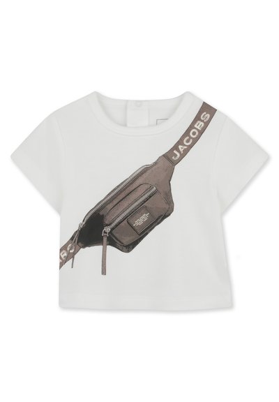 T-shirt en coton blanc avec un graphisme d'un sac banane marron avec des fermetures éclair et une bandoulière portant l'inscription "JACOBS". Manches courtes et col rond.
