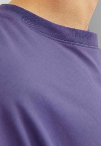 Jack & Jones JORVESTERBRO CREW NECK - Camiseta estampada - twilight purple