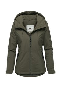 Olivgrön huva jacka gjord av slätt, vattentätt material; har en ficklås framtill och två sidofickor med dolda dragkedjor.