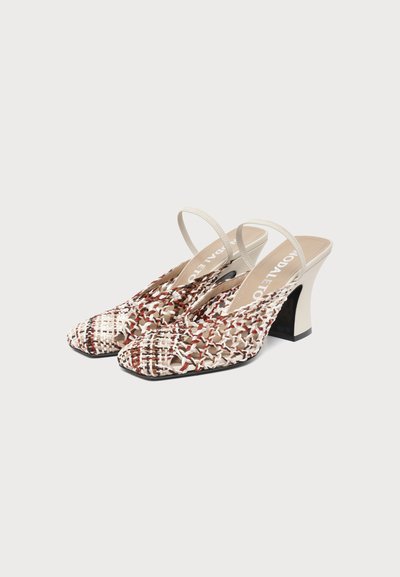 Ζευγάρι υφαντά, ανοιχτά τακούνια slingback με τετράγωνα δάχτυλα, σε μπεζ, καφέ και κρεμ αποχρώσεις με χοντρά κρεμ χρωματιστά τακούνια.